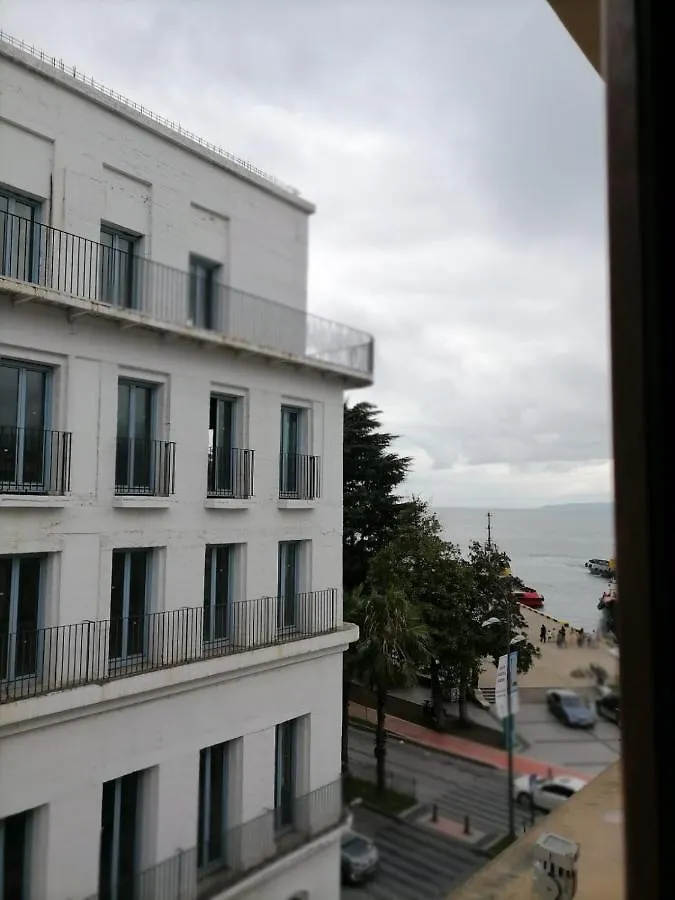 Connect Hotel Bar & Terrace 바투미 3*,